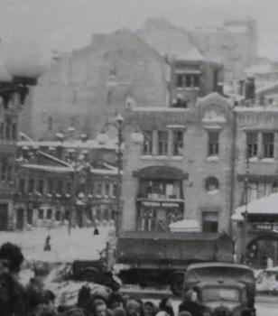 Preview: altes Foto - erhängter Partisan ??? Stadt ?? großes Gebäude - Russland ?